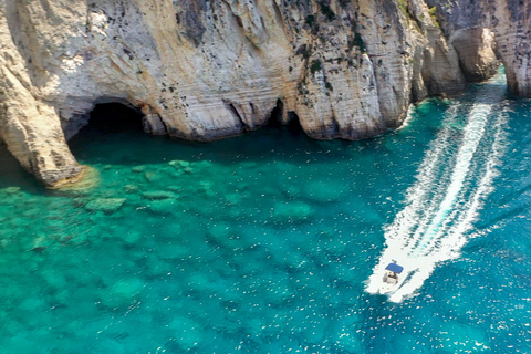 Zakynthos: Privé boottocht bij zonsondergang naar het zuiden van het eiland