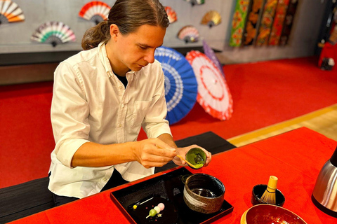 Osaka: Pintura Maki-e y Experiencia Matcha