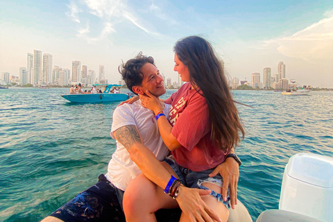 Cartagena: Sunset in boat in the bay with music and liquor