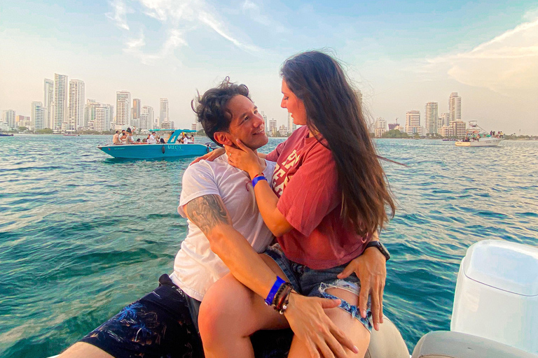 Cartagena: Atardecer en barco en la bahía con música y licor