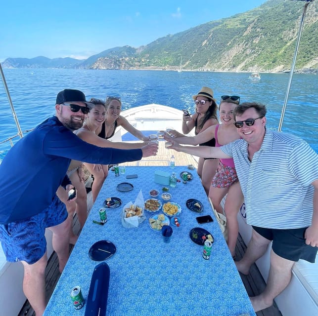 Tour en barco por Cinque Terre con un gozzo tradicional ligur ...
