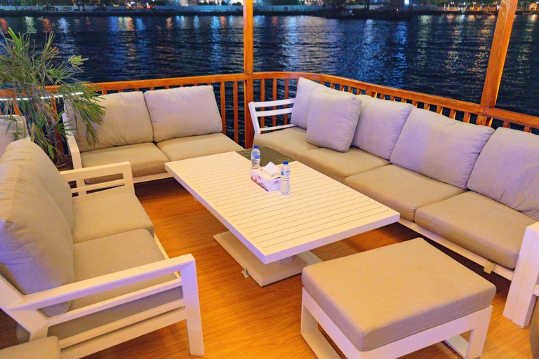 Dubai: Crucero con cena en el dhow más grande de Al Seef con espectáculo en directo