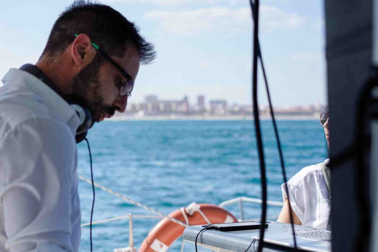 Valencia: Catamaran PartybootValencia: catamaranfeest met muziek en drankjes