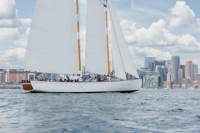 Boston Harbor: Champagner-Segeltour am Abend ab Rowes Wharf