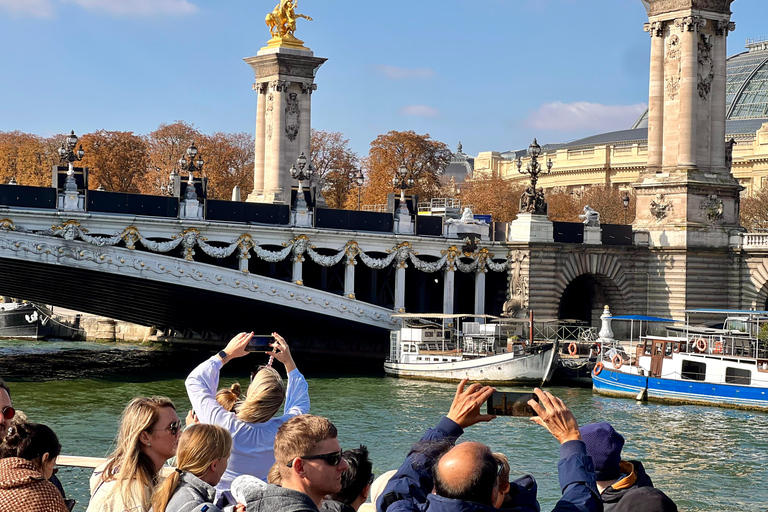 Paris: Seine River Sightseeing Cruise with Parisian Macaron Paris: Seine Day/Evening Cruise & Macaron Experience