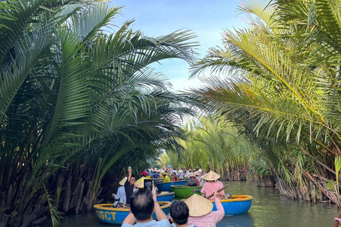 Hoi An: Corso di cucina ecologica di Bay Mau con mercato e cesto in barca