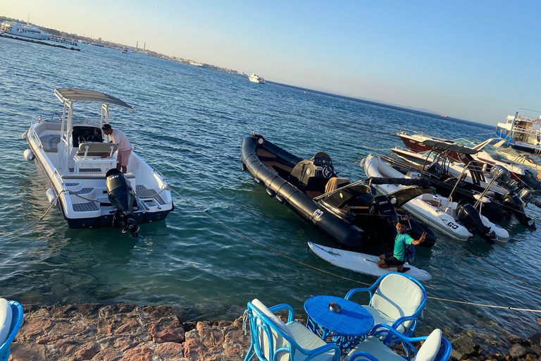 Hurghada : coucher de soleil, barbecue sur l'île de Magawish en bateau rapideBateau rapide privé pour le coucher du soleil avec barbecue