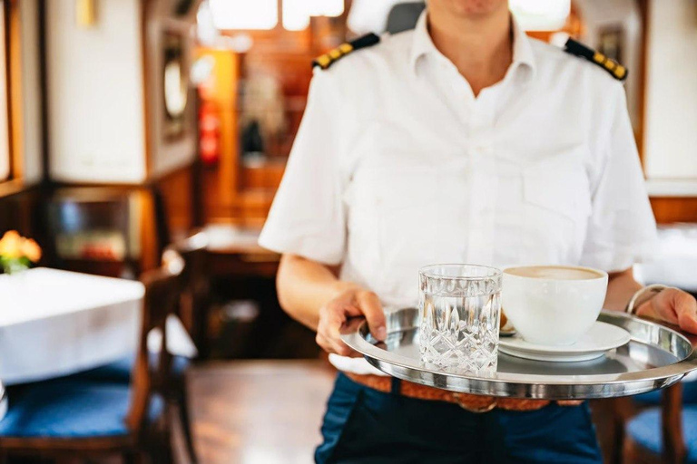Berlin: 1h Boutiquestyle-Cruise on the Historic Hemingway 75-minute Sundown Aperitif Tour