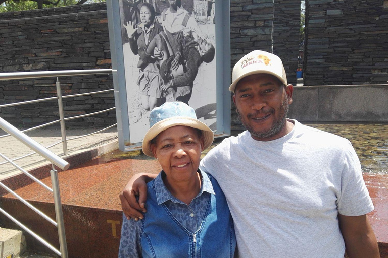 Johannesburg: Soweto, Dinokeng Culture and Wildlife Day Trip