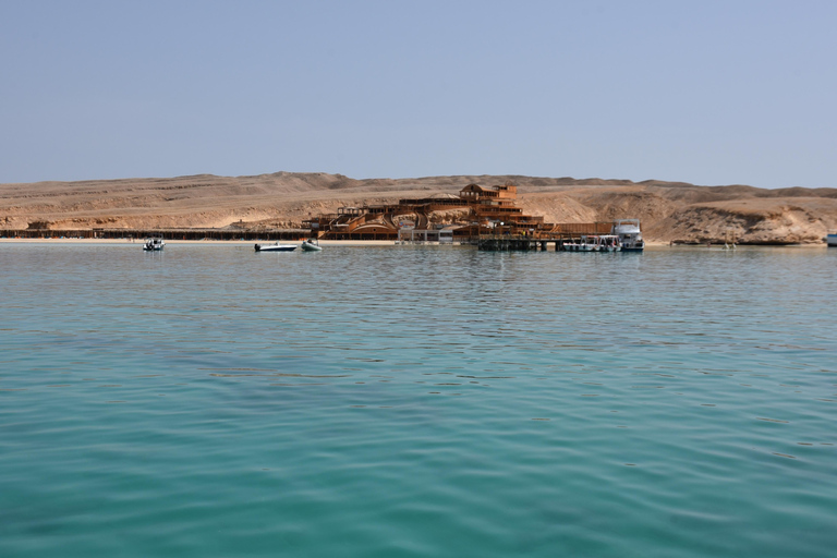 Hurghada: Isola Giftun di lusso con snorkeling/pranzo e massaggioTour da: Sahl Hasheesh/Makadi Bay/Gouna/Safaga/Soma bay