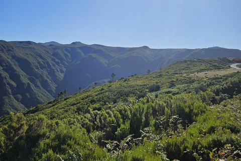 Madera: wycieczka jeepem z tyrolką, huśtawką i wulkanicznymi basenamiMadera: wycieczka jeepem z tyrolką, huśtawką i basenami wulkanicznymi