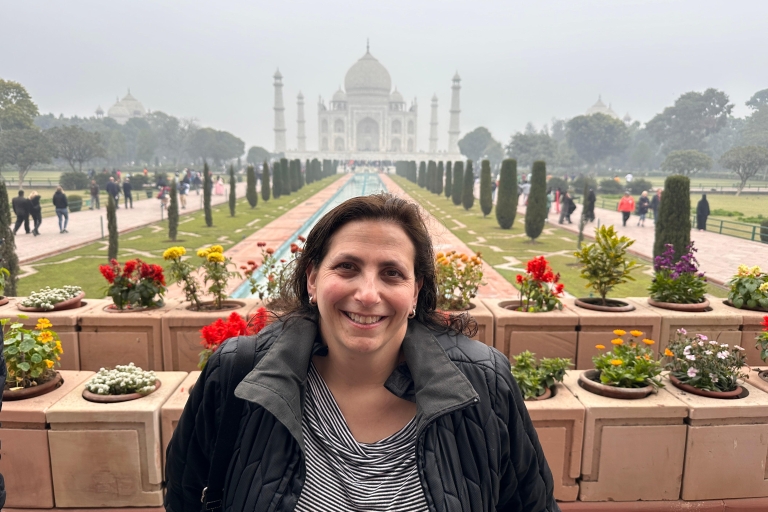 Depuis Delhi - Visite de la ville de Taj et du fort d'Agra dans la même journée en voiture berlineVoiture AI, guide, déjeuner 5* et billets d'entrée aux monuments.
