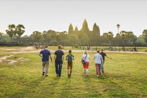 Angkor Wat: Guided Sunrise Bike Tour w/ Breakfast and Lunch