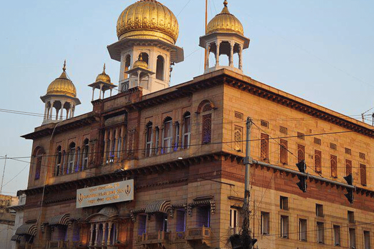 Von Delhi aus: 3-stündige Tuk-Tuk-Tour durch Alt-Delhi mit AbholungAuto mit Fahrer, nur Abholung und Rücktransport+Tour Guide