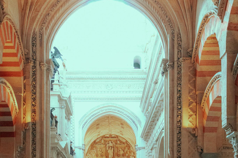 Córdoba: Mezquita Photoshoot with Professional Photographer 1 hour Mezquita Photoshoot