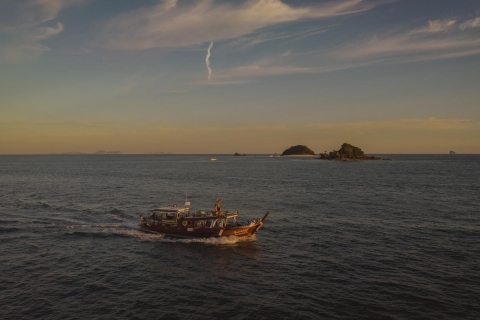 Krabi : 7-Island Sunset Tour by Grande Longtail Boat with BBQ (Excursion au coucher du soleil sur 7 îles en bateau à queue longue avec barbecue)Krabi : tour en bateau à longue q
