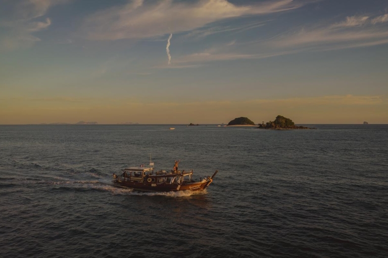 Krabi: 7-wyspowa wycieczka o zachodzie słońca łodzią Grande Longtail Boat z grillemKrabi: 7-wyspowa wycieczka łodzią z grillem i transferem