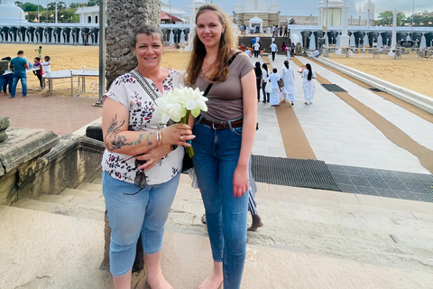 Anuradhapura: Guided Pvt Bike Tour with Lunch & Entry Ticket