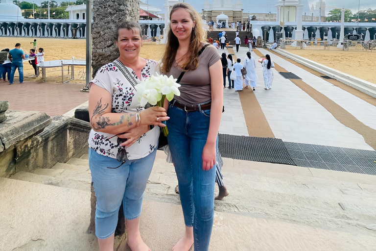 Anuradhapura: Guided Pvt Bike Tour with Lunch & Entry Ticket