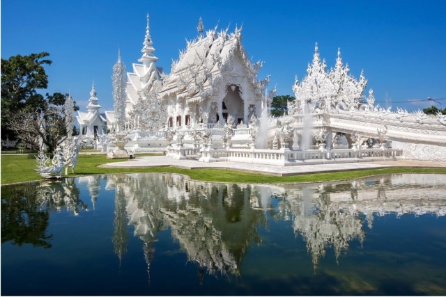 Chiang Mai: White and Blue Temples Day Trip to Chiang Rai