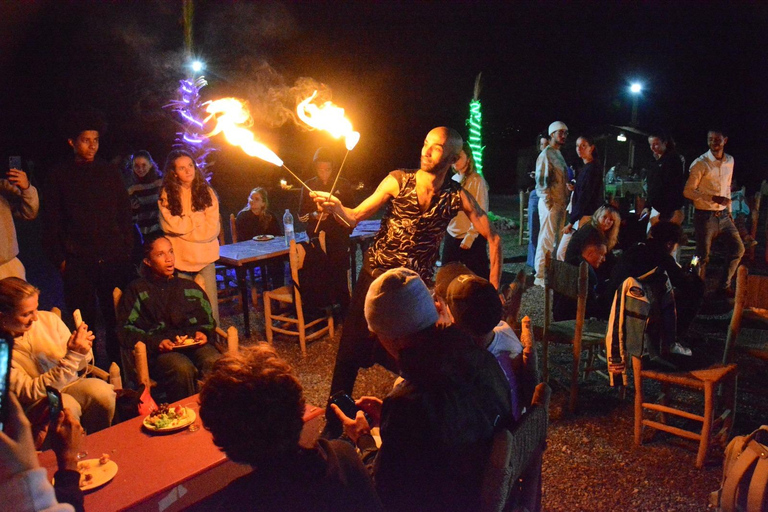 Dîner magique dans le désert d'Agafay et promenade à dos de chameau avec spectacle de feu