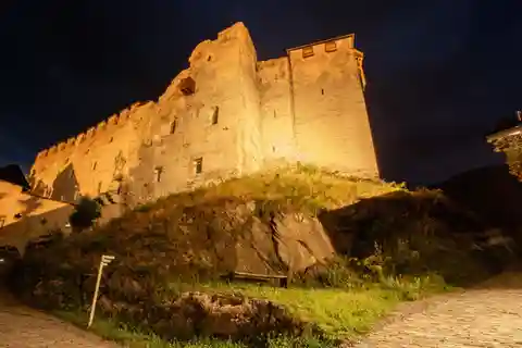 Burg Heinfels: Eine exklusive Führung durch die Burg bei Nacht