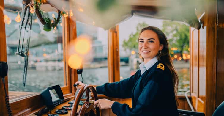Amsterdam: Classic Saloon Boat Cruise with Cheese & Wine photo 9