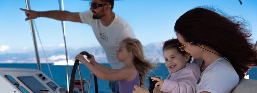 La Canée : Croisière privée d'une journée en catamaran avec baignade et repas