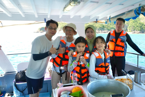 Hong Kong Sai Kung Full Day Snorkelling and Beach Yacht Tour