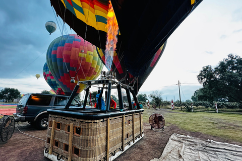 from MexicoCity:Balloon flight Over thepyramidsofTeotihuacanVuelo en globo aerostatico con traslado desde CDMX