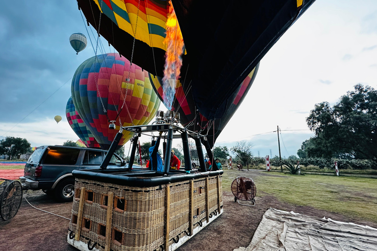 from MexicoCity:Balloon flight Over thepyramidsofTeotihuacanVuelo en globo aerostatico con traslado desde CDMX