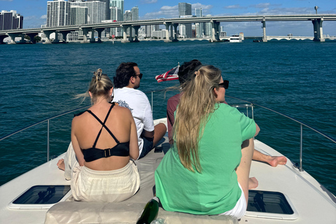 Excursión de 2 horas en yate panorámico y sereno por Miami con champán