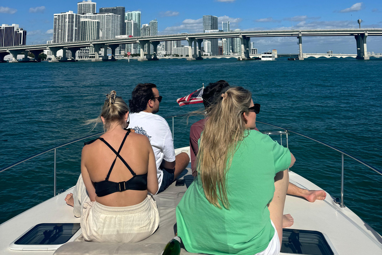 Excursión de 2 horas en yate panorámico y sereno por Miami con champán