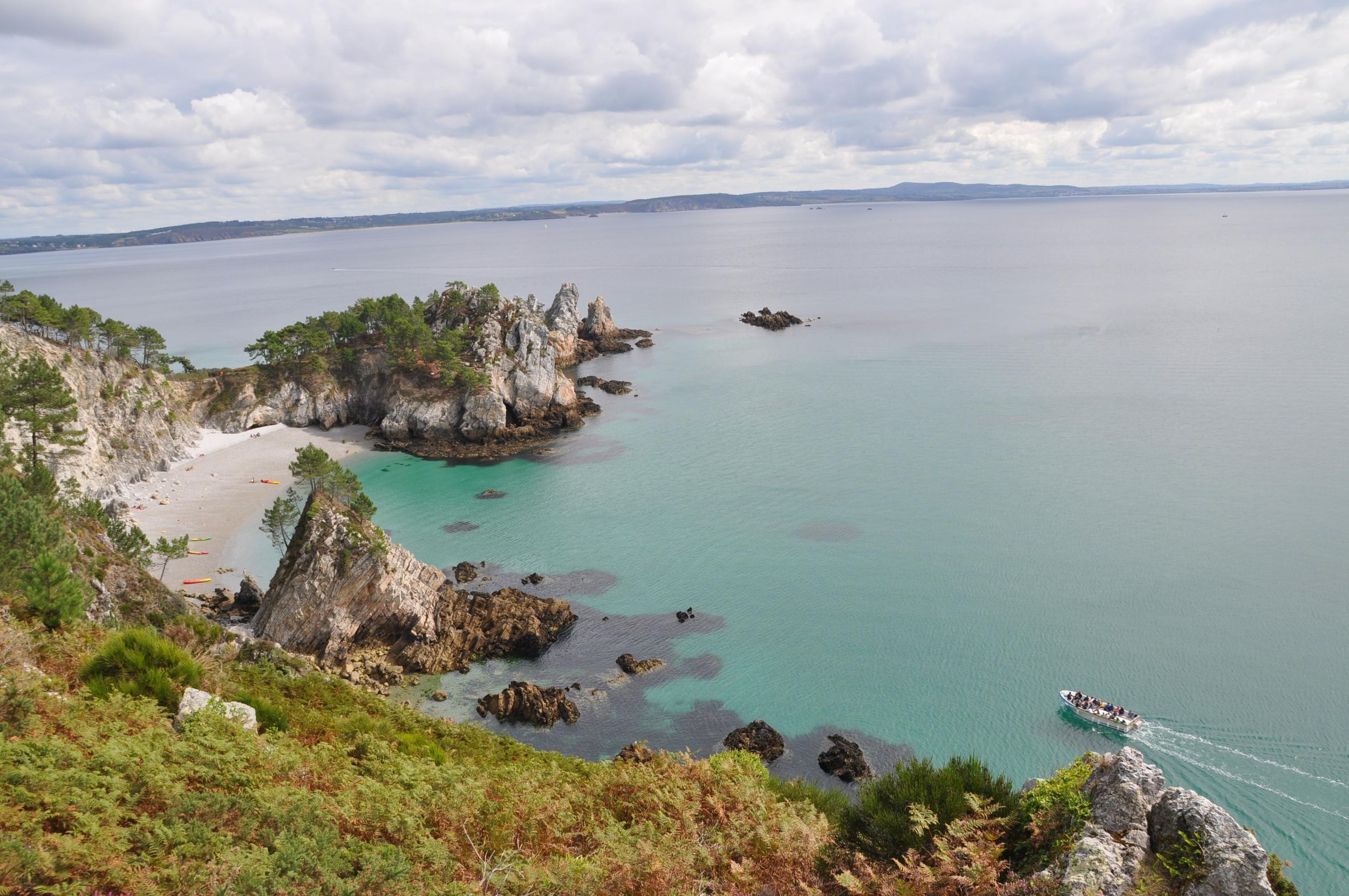 Morgat: Buchten und Anse de l'Île Vierge, die Sie vom Meer aus entdecken können