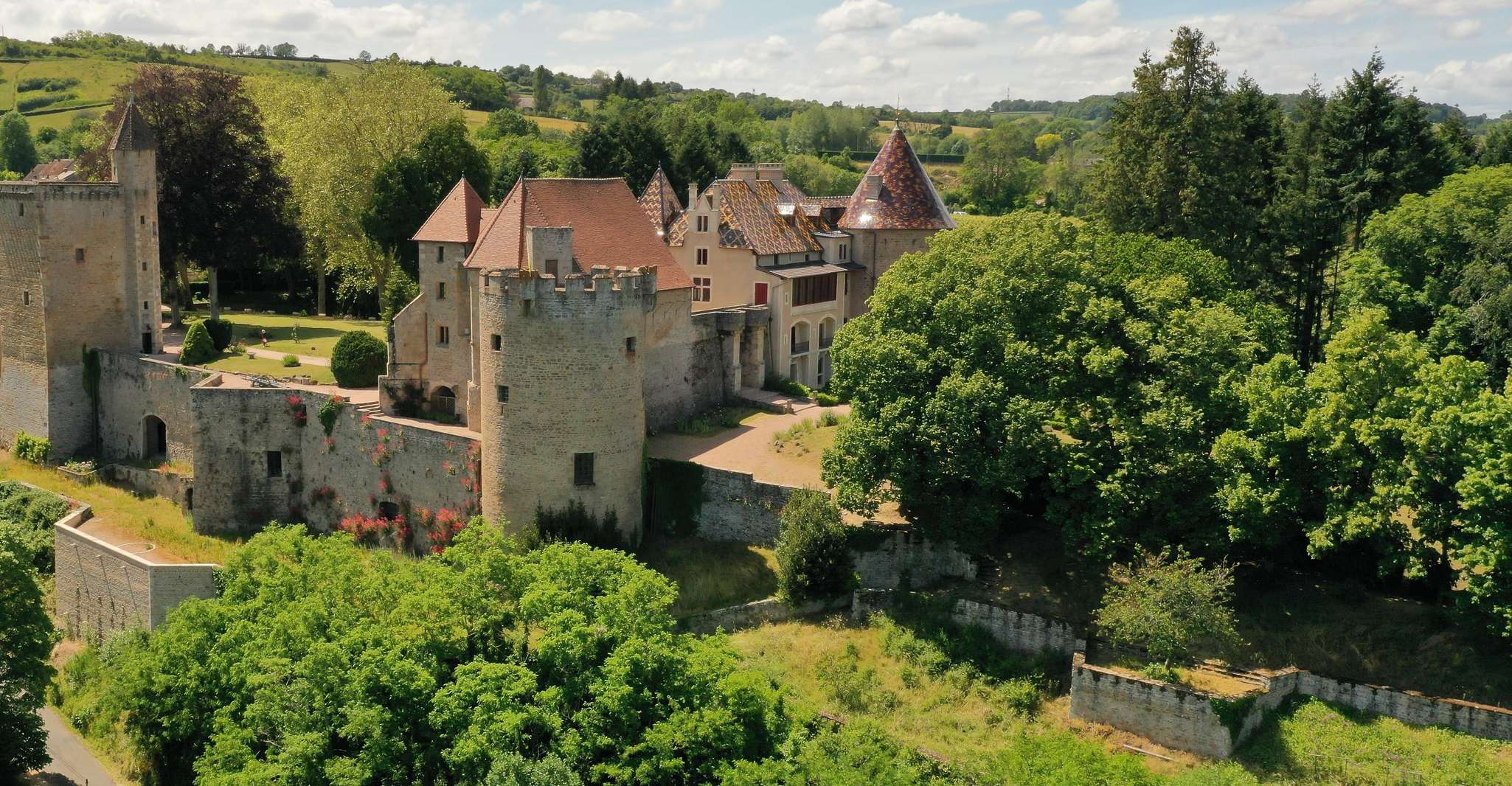Château de Couches , Visite libre du Château et de ses parcs - Housity