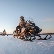 Kiruna : aventure en motoneige en Laponie, en petit groupe