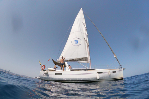 Barcelona: Excursión en velero con tapas, bebidas y parada para nadar