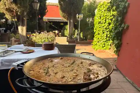 Granada: Middag med paella på en terrass i Albayzín och live flamenco