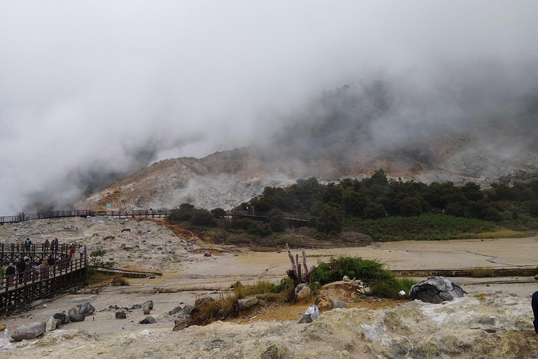 从日惹出发的日出西库尼尔山和迪恩高原之旅从日惹到日出 Sikunir 和 Dieng 高原之旅