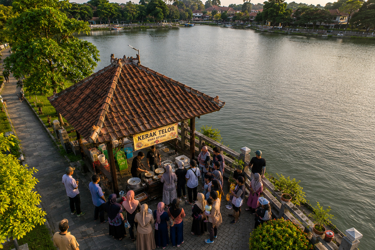Jakarta: Setu Babakan betawi village and Ragunan Zoo Tour