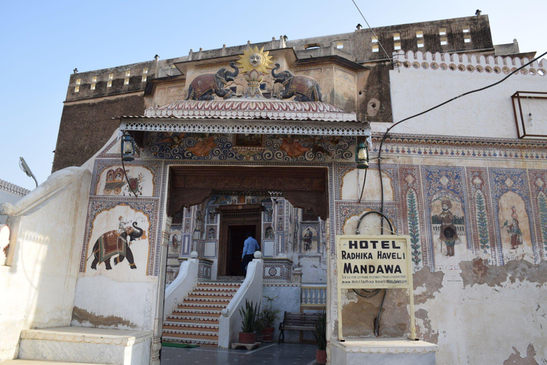 Depuis Delhi : Visite guidée de Mandawa en voiture (nuit)Transport privé, guide touristique, frais de monuments et hôtel 5 étoiles