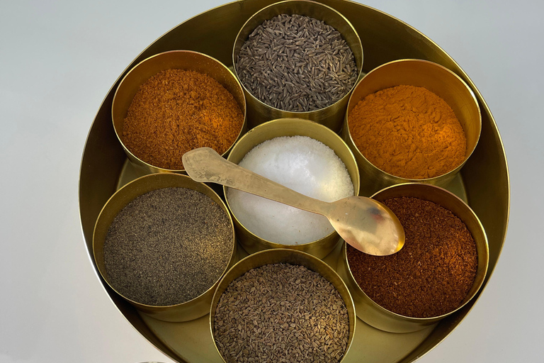 Mumbai: lezione di cucina indiana a casa di una famiglia del postoMumbai: lezione di cucina indiana a casa di una famiglia