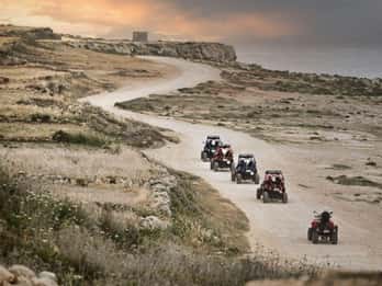 Depuis Malte : Excursion d'une journée en buggy à Gozo avec déjeuner et promenade en bateau