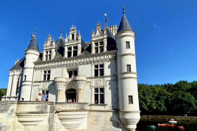 3 castele Loire Live ghidat de grup mic cu Mercedes minivan