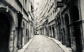 Lyon: Private Walking Tour of Lyon's Traboules