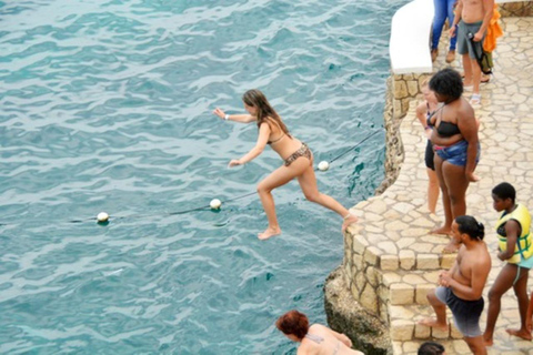 Gezinsvriendelijke catamaran bij zonsondergang in Jamaica met DJ