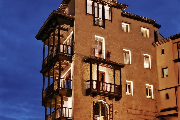Cuenca: Nighttime Highlights Walking Tour in Spanish