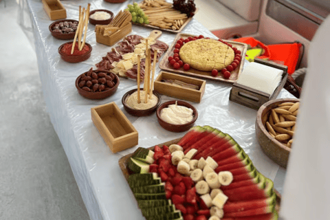 Palma: Deluxe Catamaran with Snacks, Drink, SUP & Snorkeling