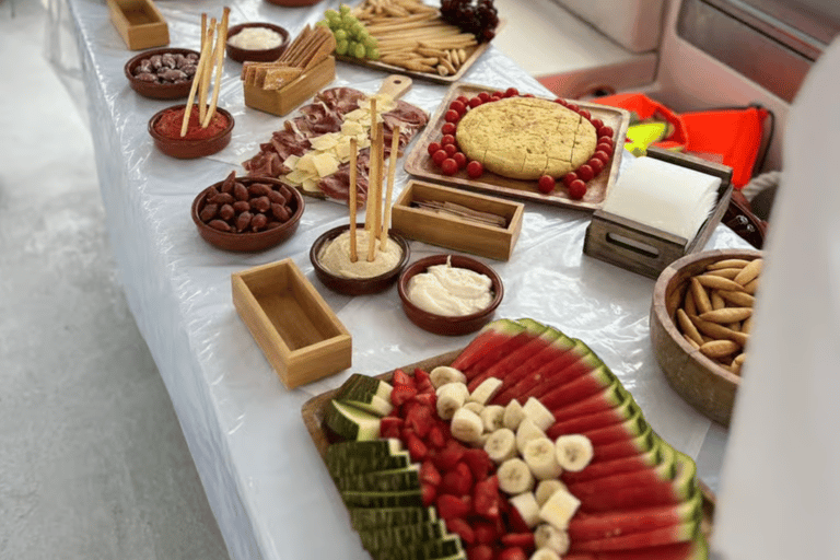 Palma: Deluxe Catamaran with Snacks, Drink, SUP & Snorkeling
