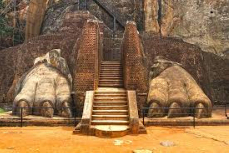 Vanuit Colombo: privétour naar Dambulla, Sigiriya en een dorpVanuit Colombo: Dambulla, Sigiriya en dorpsprivétour